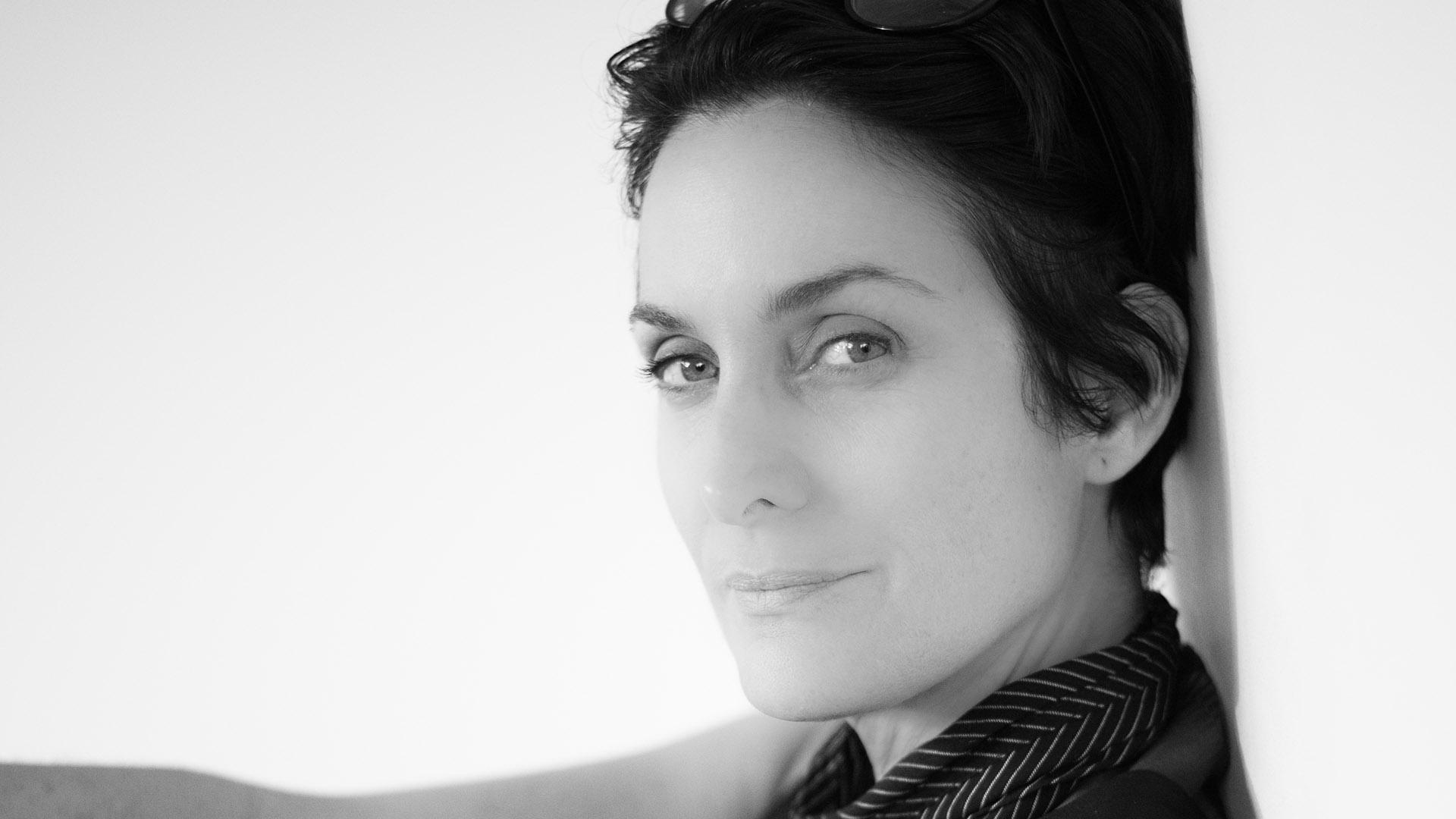 Carrie anne moss butt